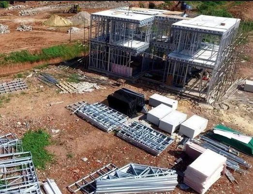 Stahlkonstruktion Q355B Q235B, die windundurchlässiges leichtes Stahlrahmen-Landhaus unterbringt