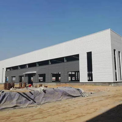 Werkstatt für Stahlkonstruktionen mit galvanisierter Oberflächenbehandlung und Materialien