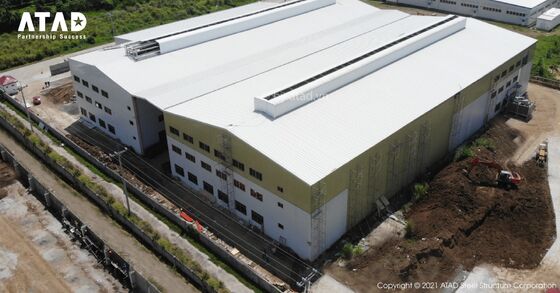 Ein großes Bürogebäude aus Stahl mit Schrägdach und Betonfundament