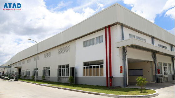 Ein großes Bürogebäude aus Stahl mit Schrägdach und Betonfundament