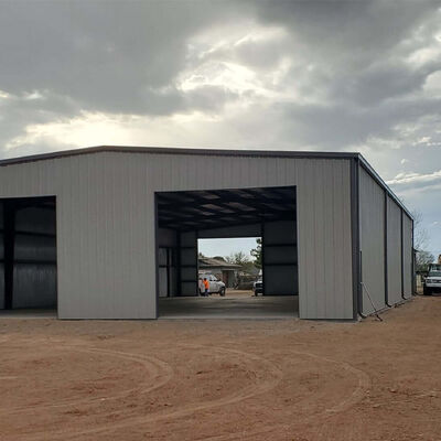 Produktions- und Verarbeitungswerkstatt für Stahlkonstruktionen mit Satteldach