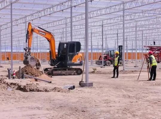 Ein Gewächshaus aus Polyethylen-Folien mit Dauerspann für den Anbau von hochwertigen Blumen
